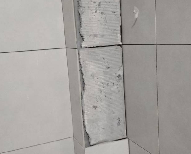 裕华瓷砖空鼓维修公司分享下瓷砖施工前基层浇水润湿程度不足，可能导致以下问题